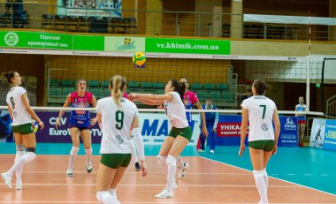 Odessa, Yuzhny, Ukrayna - 4 Şubat 2020. Avrupa Kadınlar Voleybol Şampiyonası. Vk Khimik - Ukrayna Igor Gorgonzola Novara, İtalya 'yı (kırmızı-mavi) kabul etti. Avrupa Kadınlar Voleybol Turu Cev Kupası Yarışması