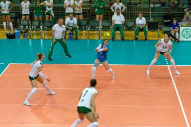 Odessa, Yuzhny, Ukrayna - 4 Şubat 2020. Avrupa Kadınlar Voleybol Şampiyonası. Vk Khimik - Ukrayna Igor Gorgonzola Novara, İtalya 'yı (kırmızı-mavi) kabul etti. Avrupa Kadınlar Voleybol Turu Cev Kupası Yarışması