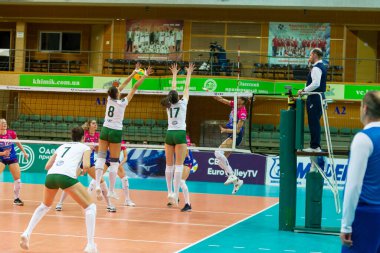 Odessa, Yuzhny, Ukrayna - 4 Şubat 2020. Avrupa Kadınlar Voleybol Şampiyonası. Vk Khimik - Ukrayna Igor Gorgonzola Novara, İtalya 'yı (kırmızı-mavi) kabul etti. Avrupa Kadınlar Voleybol Turu Cev Kupası Yarışması