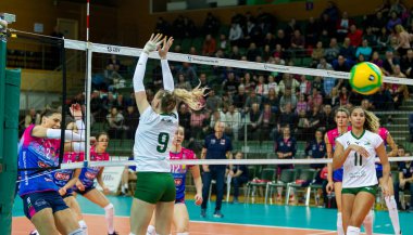 Odessa, Yuzhny, Ukrayna - 4 Şubat 2020. Avrupa Kadınlar Voleybol Şampiyonası. Vk Khimik - Ukrayna Igor Gorgonzola Novara, İtalya 'yı (kırmızı-mavi) kabul etti. Avrupa Kadınlar Voleybol Turu Cev Kupası Yarışması