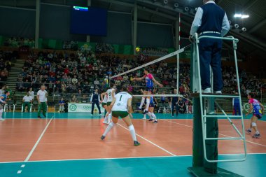 Odessa, Yuzhny, Ukrayna - 4 Şubat 2020. Avrupa Kadınlar Voleybol Şampiyonası. Vk Khimik - Ukrayna Igor Gorgonzola Novara, İtalya 'yı (kırmızı-mavi) kabul etti. Avrupa Kadınlar Voleybol Turu Cev Kupası Yarışması