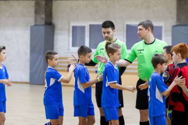 Odessa, Ukrayna-12 Aralık 2019: Küçük çocuklar ve çocuklar spor salonunda küçükler şampiyonasında mini futbol oynuyorlar. Çocuk sporu sağlıklı bir yaşam tarzıdır. Sporcu çocuklar futbol oyuncuları