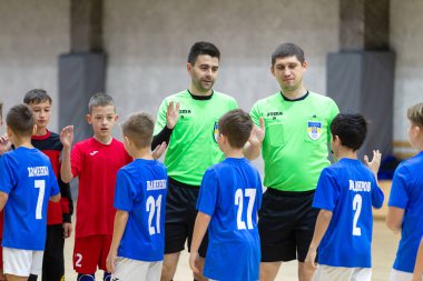 Odessa, Ukrayna-12 Aralık 2019: Küçük çocuklar ve çocuklar spor salonunda küçükler şampiyonasında mini futbol oynuyorlar. Çocuk sporu sağlıklı bir yaşam tarzıdır. Sporcu çocuklar futbol oyuncuları