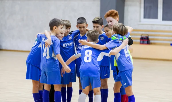 Odessa, Ukrayna-12 Aralık 2019: Küçük çocuklar ve çocuklar spor salonunda küçükler şampiyonasında mini futbol oynuyorlar. Çocuk sporu sağlıklı bir yaşam tarzıdır. Sporcu çocuklar futbol oyuncuları