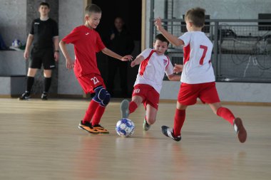 Odessa, Ukrayna-12 Aralık 2019: Küçük çocuklar ve çocuklar spor salonunda küçükler şampiyonasında mini futbol oynuyorlar. Çocuk sporu sağlıklı bir yaşam tarzıdır. Sporcu çocuklar futbol oyuncuları