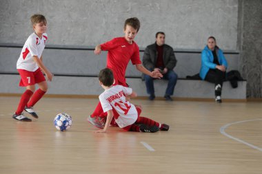 Odessa, Ukrayna-12 Aralık 2019: Küçük çocuklar ve çocuklar spor salonunda küçükler şampiyonasında mini futbol oynuyorlar. Çocuk sporu sağlıklı bir yaşam tarzıdır. Sporcu çocuklar futbol oyuncuları