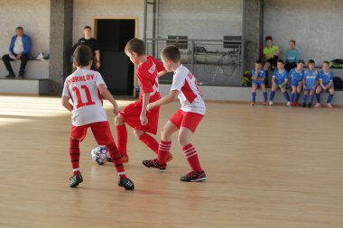 Odessa, Ukrayna-12 Aralık 2019: Küçük çocuklar ve çocuklar spor salonunda küçükler şampiyonasında mini futbol oynuyorlar. Çocuk sporu sağlıklı bir yaşam tarzıdır. Sporcu çocuklar futbol oyuncuları