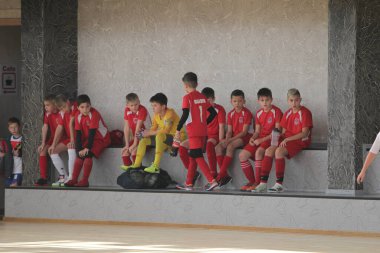 Odessa, Ukrayna-12 Aralık 2019: Küçük çocuklar ve çocuklar spor salonunda küçükler şampiyonasında mini futbol oynuyorlar. Çocuk sporu sağlıklı bir yaşam tarzıdır. Sporcu çocuklar futbol oyuncuları