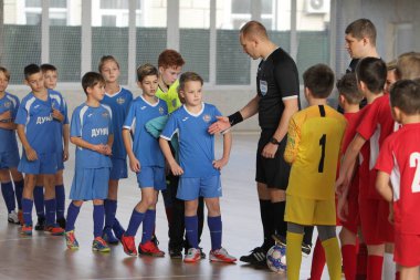 Odessa, Ukrayna-12 Aralık 2019: Küçük çocuklar ve çocuklar spor salonunda küçükler şampiyonasında mini futbol oynuyorlar. Çocuk sporu sağlıklı bir yaşam tarzıdır. Sporcu çocuklar futbol oyuncuları