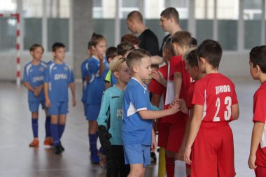 Odessa, Ukrayna-12 Aralık 2019: Küçük çocuklar ve çocuklar spor salonunda küçükler şampiyonasında mini futbol oynuyorlar. Çocuk sporu sağlıklı bir yaşam tarzıdır. Sporcu çocuklar futbol oyuncuları