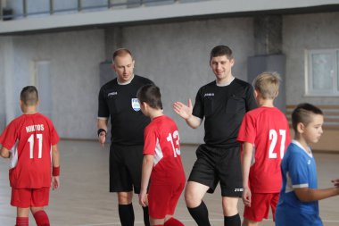 Odessa, Ukrayna-12 Aralık 2019: Küçük çocuklar ve çocuklar spor salonunda küçükler şampiyonasında mini futbol oynuyorlar. Çocuk sporu sağlıklı bir yaşam tarzıdır. Sporcu çocuklar futbol oyuncuları