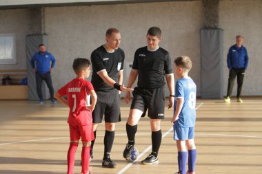 Odessa, Ukrayna-12 Aralık 2019: Küçük çocuklar ve çocuklar spor salonunda küçükler şampiyonasında mini futbol oynuyorlar. Çocuk sporu sağlıklı bir yaşam tarzıdır. Sporcu çocuklar futbol oyuncuları