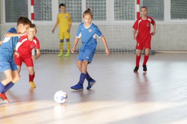 Odessa, Ukrayna-12 Aralık 2019: Küçük çocuklar ve çocuklar spor salonunda küçükler şampiyonasında mini futbol oynuyorlar. Çocuk sporu sağlıklı bir yaşam tarzıdır. Sporcu çocuklar futbol oyuncuları