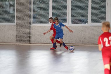 Odessa, Ukrayna-12 Aralık 2019: Küçük çocuklar ve çocuklar spor salonunda küçükler şampiyonasında mini futbol oynuyorlar. Çocuk sporu sağlıklı bir yaşam tarzıdır. Sporcu çocuklar futbol oyuncuları