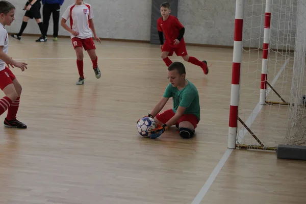 Odessa Ukraina December 2019 Små Pojkar Barn Spelar Minifotboll Sporthall — Stockfoto