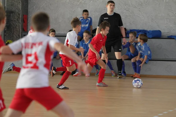 オデッサ ウクライナ 12月12 2019 小さな男の子 子供たちは スポーツ都市ジュニア選手権でスポーツホールでミニサッカーをプレイ 子供のスポーツは健康的なライフスタイルです スポーツ子供サッカー選手 — ストック写真