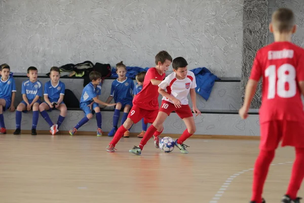 Odessa Ukraina December 2019 Små Pojkar Barn Spelar Minifotboll Sporthall — Stockfoto