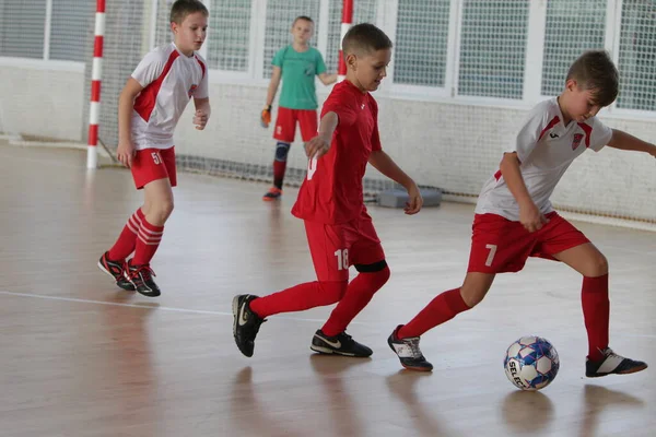 Odessa Ukraina December 2019 Små Pojkar Barn Spelar Minifotboll Sporthall — Stockfoto