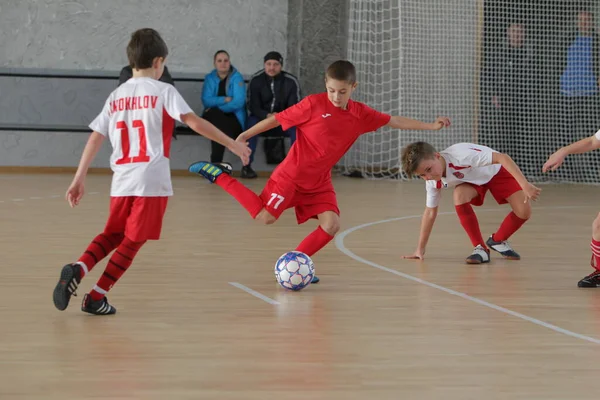 Odessa Ukrajna December 2019 Kisfiúk Gyerekek Játszanak Mini Labdarúgó Sportcsarnokban — Stock Fotó