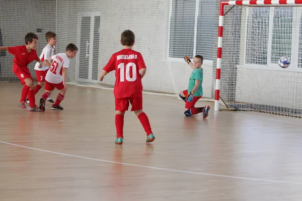 Odessa Ukraina December 2019 Små Pojkar Barn Spelar Minifotboll Sporthall — Stockfoto