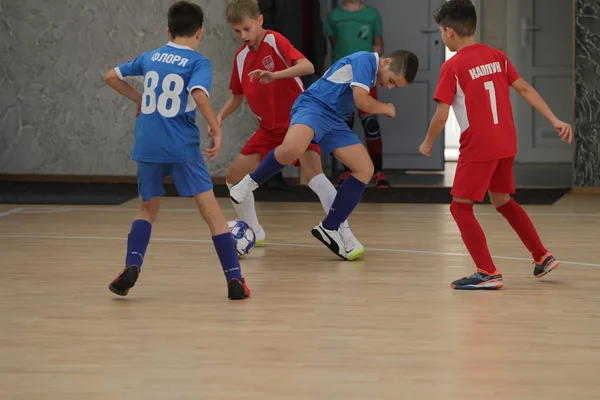 敖德萨 乌克兰 2019年12月12日 小男孩 孩子们在体育城市少年锦标赛的体育馆里玩小型足球 儿童体育运动是一种健康的生活方式 运动儿童足球运动员 — 图库照片