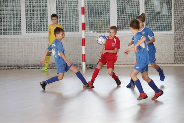 Οδησσός Ουκρανία Δεκεμβρίου 2019 Μικρά Αγόρια Παιδιά Παίζουν Μίνι Ποδόσφαιρο — Φωτογραφία Αρχείου