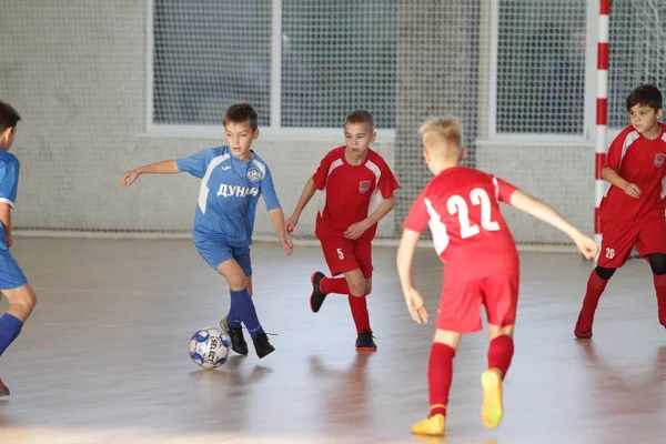 Odessa Ukraina December 2019 Små Pojkar Barn Spelar Minifotboll Sporthall — Stockfoto