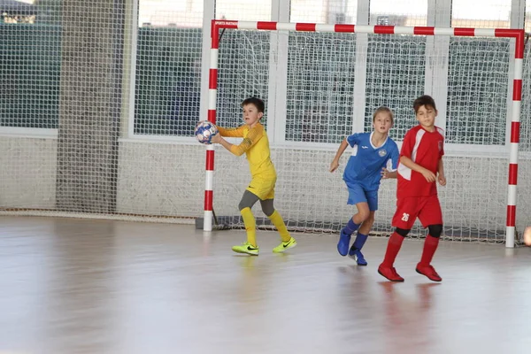 Odessa Oekraïne December 2019 Kleine Jongens Kinderen Spelen Mini Voetbal — Stockfoto