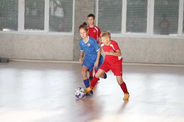 Οδησσός Ουκρανία Δεκεμβρίου 2019 Μικρά Αγόρια Παιδιά Παίζουν Μίνι Ποδόσφαιρο — Φωτογραφία Αρχείου