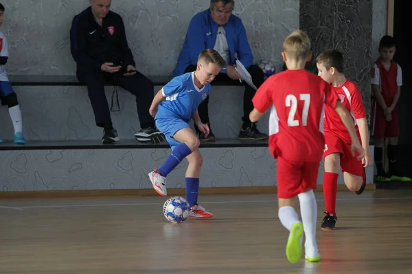 Odessa Ukraina December 2019 Små Pojkar Barn Spelar Minifotboll Sporthall — Stockfoto