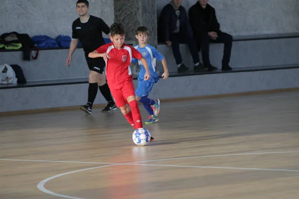 Odessa Ukraina December 2019 Små Pojkar Barn Spelar Minifotboll Sporthall — Stockfoto