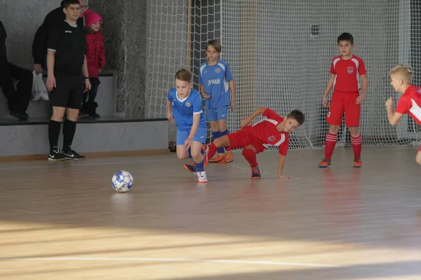 Odessa Ukraina December 2019 Små Pojkar Barn Spelar Minifotboll Sporthall — Stockfoto