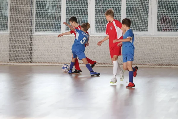 Odessa Ukraina December 2019 Små Pojkar Barn Spelar Minifotboll Sporthall — Stockfoto