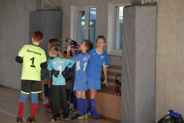 Odessa Ukrajna December 2019 Kisfiúk Gyerekek Játszanak Mini Labdarúgó Sportcsarnokban — Stock Fotó