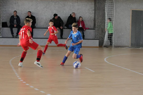 Odessa Ukraina December 2019 Små Pojkar Barn Spelar Minifotboll Sporthall — Stockfoto