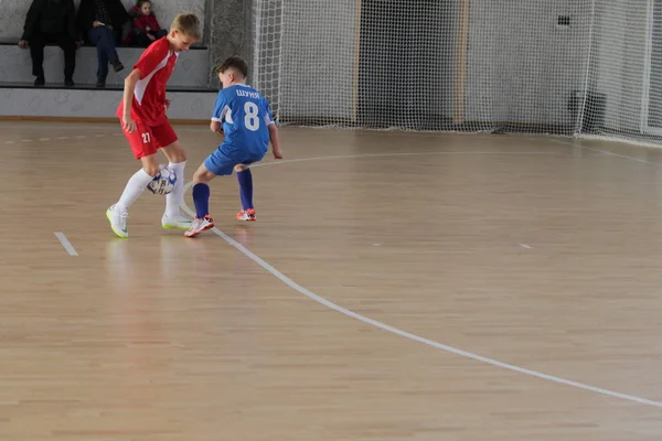 Odessa Ukraina December 2019 Små Pojkar Barn Spelar Minifotboll Sporthall — Stockfoto