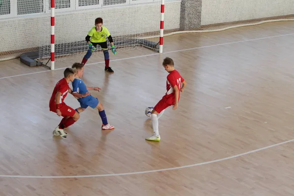 Odessa Ukraina December 2019 Små Pojkar Barn Spelar Minifotboll Sporthall — Stockfoto