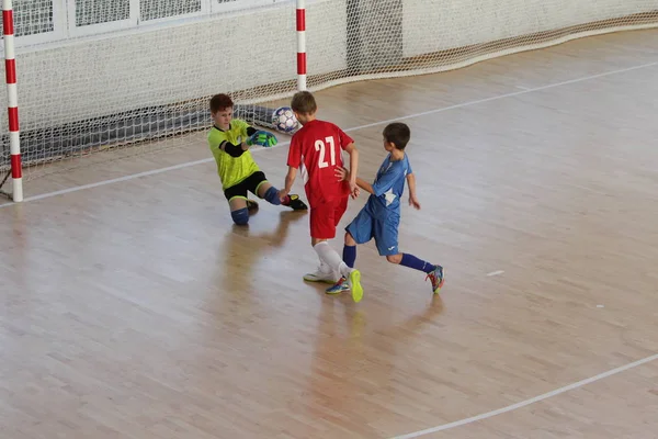 Odessa Ukraina December 2019 Små Pojkar Barn Spelar Minifotboll Sporthall — Stockfoto