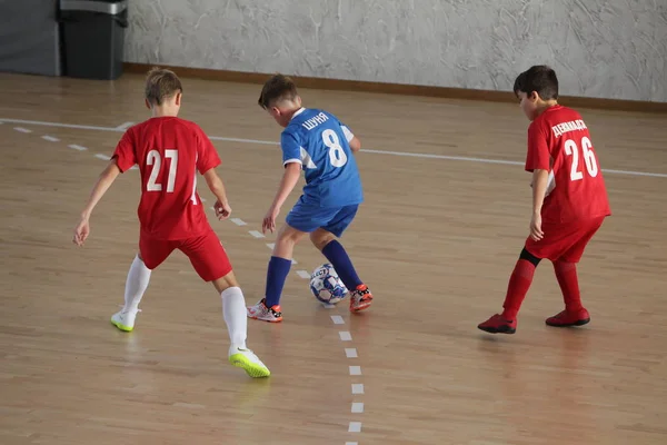 Odessa Ukrajna December 2019 Kisfiúk Gyerekek Játszanak Mini Labdarúgó Sportcsarnokban — Stock Fotó