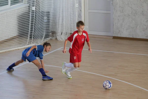 Odessa Ukraina Grudnia 2019 Mali Chłopcy Dzieci Grają Mini Piłkę — Zdjęcie stockowe