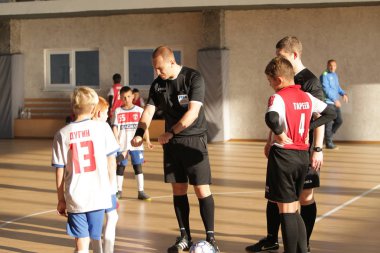 Odessa, Ukrayna-12 Aralık 2019: Küçük çocuklar ve çocuklar spor salonunda küçükler şampiyonasında mini futbol oynuyorlar. Çocuk sporu sağlıklı bir yaşam tarzıdır. Sporcu çocuklar futbol oyuncuları