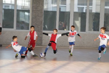 Odessa, Ukrayna-12 Aralık 2019: Küçük çocuklar ve çocuklar spor salonunda küçükler şampiyonasında mini futbol oynuyorlar. Çocuk sporu sağlıklı bir yaşam tarzıdır. Sporcu çocuklar futbol oyuncuları