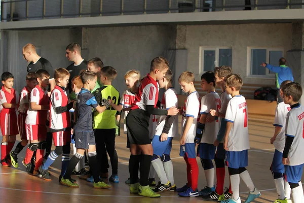 Odessa Ukraina December 2019 Små Pojkar Barn Spelar Minifotboll Sporthall — Stockfoto