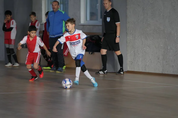 Odessa Ukraina December 2019 Små Pojkar Barn Spelar Minifotboll Sporthall — Stockfoto