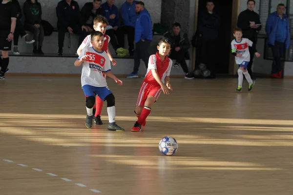 オデッサ ウクライナ 12月12 2019 小さな男の子 子供たちは スポーツ都市ジュニア選手権でスポーツホールでミニサッカーをプレイ 子供のスポーツは健康的なライフスタイルです スポーツ子供サッカー選手 — ストック写真