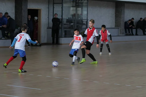 Odessa Ukraina December 2019 Små Pojkar Barn Spelar Minifotboll Sporthall — Stockfoto