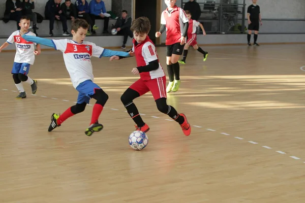 Odessa Ukraina December 2019 Små Pojkar Barn Spelar Minifotboll Sporthall — Stockfoto