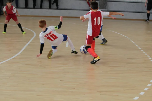 Odessa Ukrajna December 2019 Kisfiúk Gyerekek Játszanak Mini Labdarúgó Sportcsarnokban — Stock Fotó