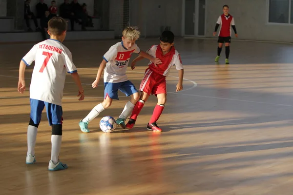 Odessa Ukraina December 2019 Små Pojkar Barn Spelar Minifotboll Sporthall — Stockfoto