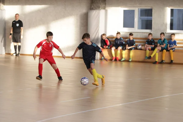 敖德萨 乌克兰 2019年12月12日 小男孩 孩子们在体育城市少年锦标赛的体育馆里玩小型足球 儿童体育运动是一种健康的生活方式 运动儿童足球运动员 — 图库照片